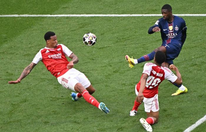 آرسنال
      يحتفل
      بلقب
      الدوري
      الإنجليزي
      بعد
      يوم
      من
      الخيبة
      الأوروبية