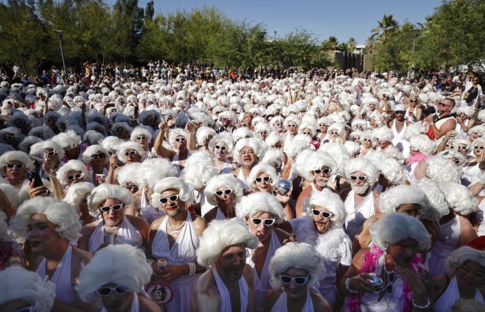 مارلين مونرو في كل مكان..1037 شخص يقلدون الأيقونة بشعر بلاتيني وفساتين بيضاء