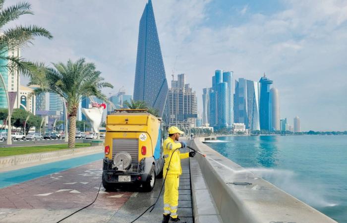 مقبل مضهور الشمري مدير إدارة النظافة العامة بوزارة البلدية لـ "الشرق": التوسع في الحاويات الذكية وتوزيعها على مختلف البلديات قريباً