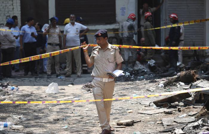 شاهد...
      حريق
      في
      فندق
      بنيودلهي
      يودي
      بحياة
      21
      شخصاً
      بينهم
      أجانب