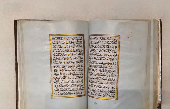 مصحف نادر يعود للقرن الثامن عشر ضمن مقتنيات متحف القرآن الكريم بمكة المكرمة