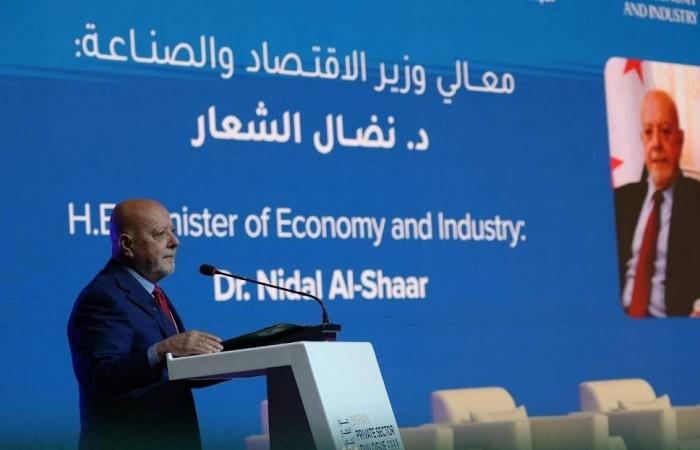 سوريا
      الجديدة
      تحسم
      هويتها
      الاقتصادية:
      «الشراكة»
      بديلاً
      عن
      الخصخصة
      في
      مسار
      التعافي