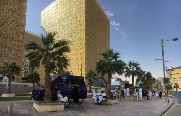 كيف
      تساهم
      «ساعات
      العمل
      المرنة
      بالرياض»
      في
      تقليل
      التكدّس
      المروري
      ورفع
      الطاقة
      الاستيعابية
      للطرق؟