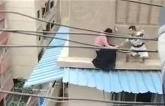 فيديو يحبس الأنفاس.. مصري ينقذ سودانية قبل انتحارها من الطابق الرابع بالقاهرة