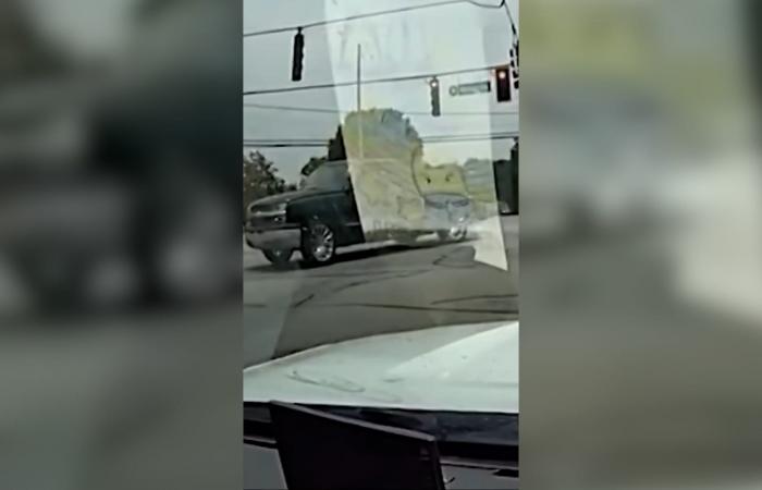 لحظة قذف طفل من سيارة في حادث مروع.. كاميرا شرطة توثق المشهد