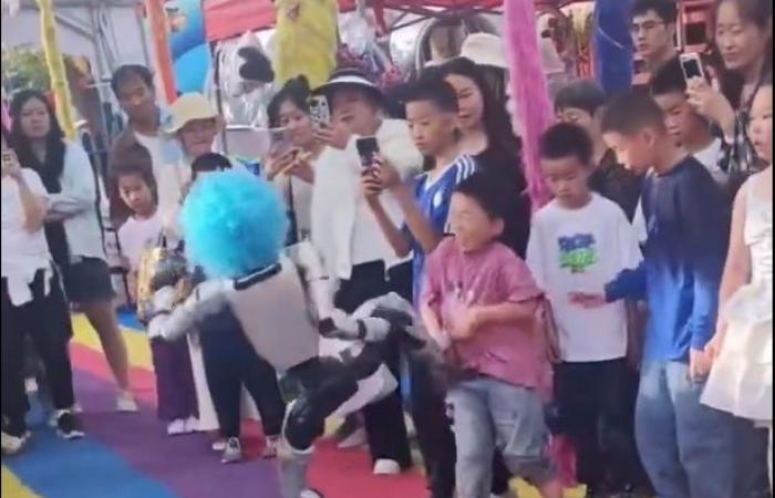 بالفيديو| روبوت يركل طفلاً في بطنه خلال عرض في الصين