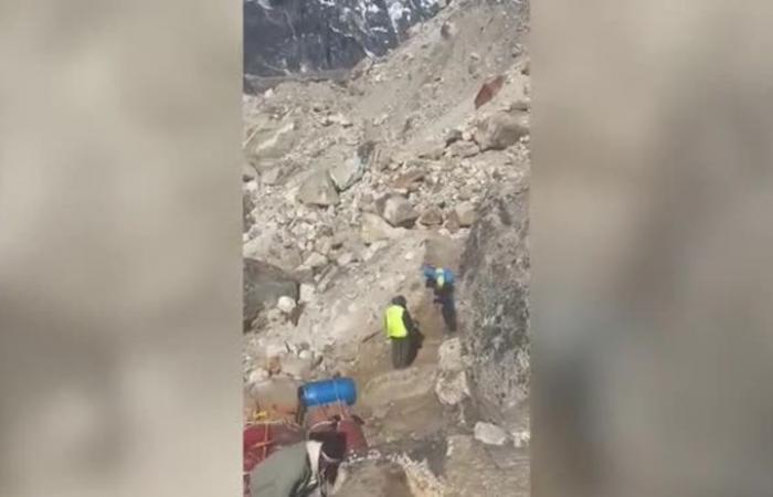 معجزة نجاة على إيفرست.. العثور على مرشد شيربا حيًّا بعد أسبوع من فقدانه