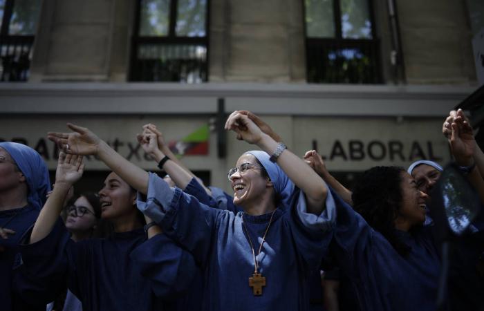 العائلة
      المالكة
      البريطانية
      تجتمع
      لحضور
      زفاف
      نجل
      الأميرة
      آن