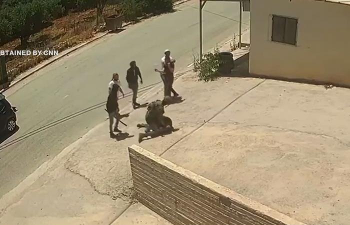 فيديو لمستوطنين وجندي إسرائيلي يضربون فلسطينيين حتى فقد أحدهما وعيه بالضفة
