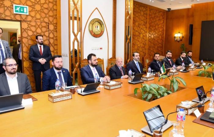 اليمن
      يُشدد
      على
      تعزيز
      استقرار
      الاقتصاد
      ومواصلة
      الإصلاحات