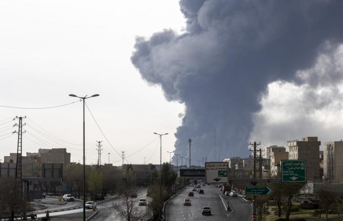 الجيش الإسرائيلي يُعلن استهداف مجمع للبتروكيماويات في إيران