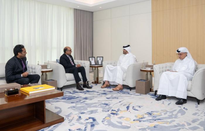 سعادة الشيخ جوعان بن حمد آل ثاني رئيس اللجنة الأولمبية القطرية يلتقي مع السفير الهندي
