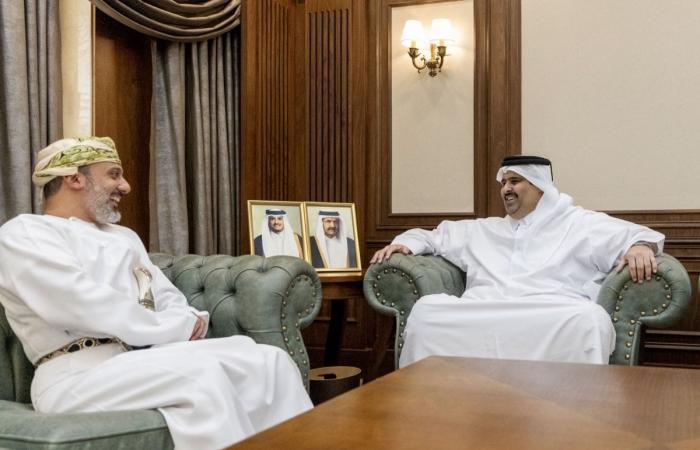 الرئيس التنفيذي للمؤسسة القطرية للإعلام يجتمع مع السفير العماني