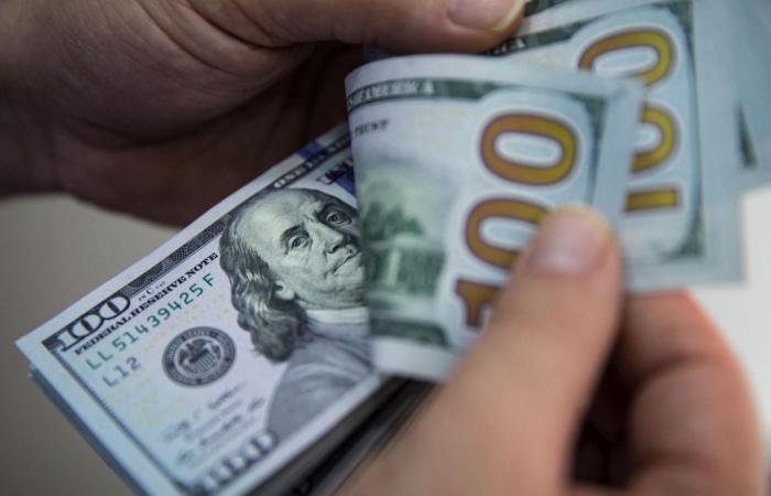 الدولار قرب ذروة شهرين مع تزايد التوقعات برفع المركزي الأمريكي للفائدة