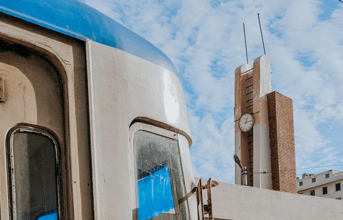 المحطة الأخيرة.. مصري يودع ترام الإسكندرية الشهير بصور مؤثرة