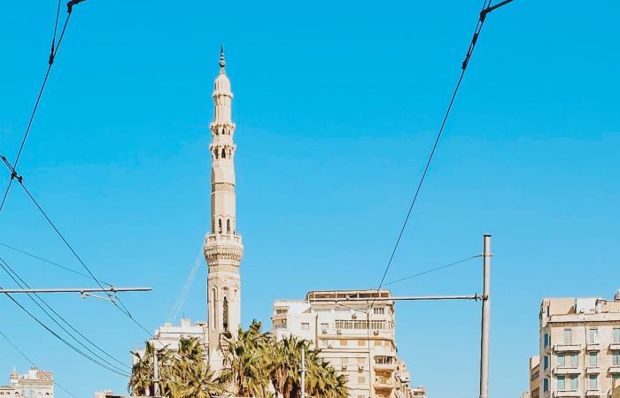 المحطة الأخيرة.. مصري يودع ترام الإسكندرية الشهير بصور مؤثرة