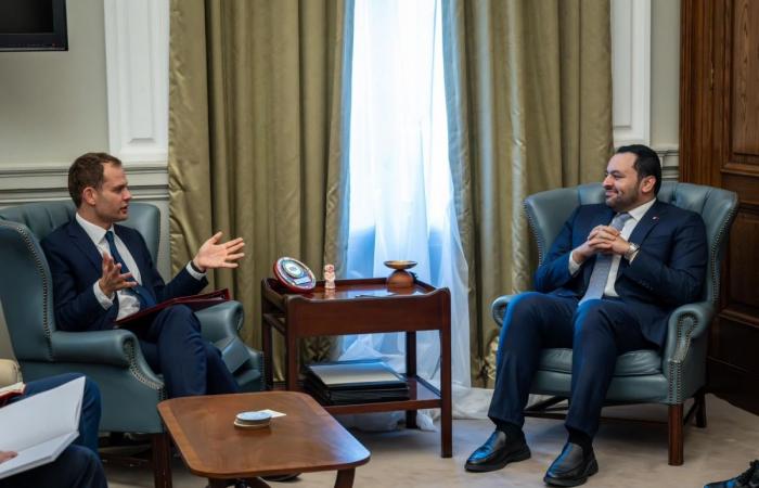 وزير الدولة بوزارة الخارجية يجتمع مع مسؤولين بريطانيين