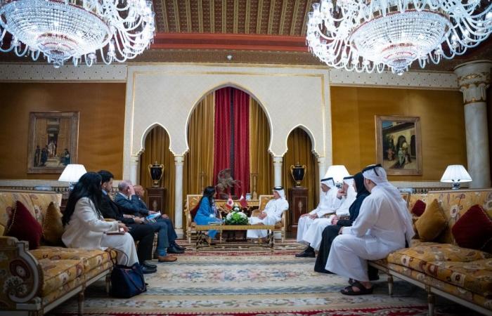 وزير الدولة للشؤون الخارجية يجتمع مع وزيرة الخارجية الكندية