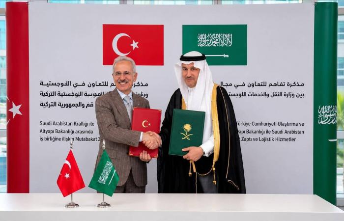 الذهب
      يهوي
      لأدنى
      مستوياته
      في
      أكثر
      من
      شهرين
      مع
      تصاعد
      المواجهة
      الأميركية
      -
      الإيرانية