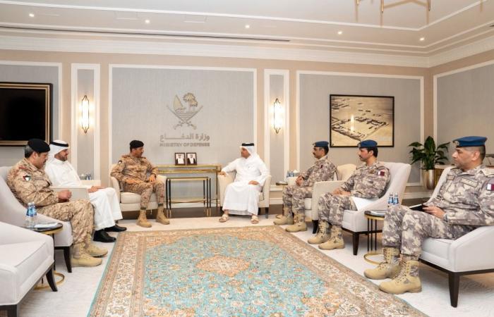 نائب رئيس مجلس الوزراء ووزير الدولة لشؤون الدفاع يلتقي رئيس الأركان العامة للجيش الكويتي 