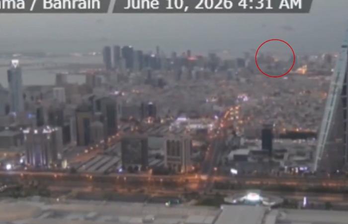 وسط ضربات إيران.. فيديو يرصد وميضا ساطعا باتجاه منشأة بحرية أمريكية في البحرين
