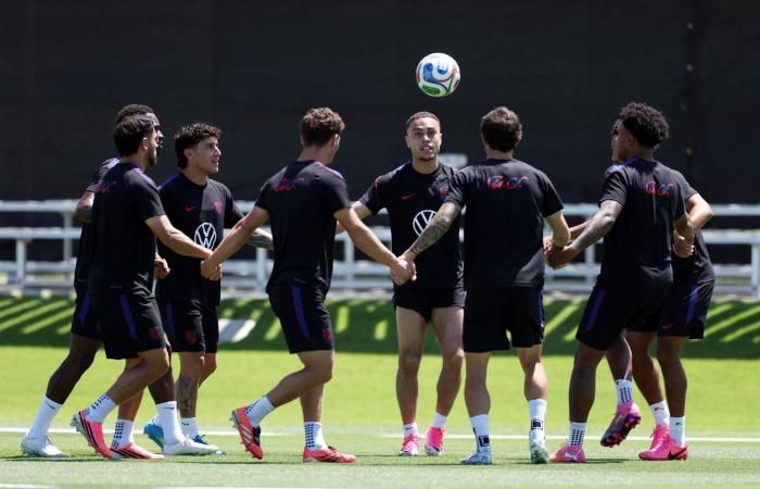 مورينيو
      يعود
      لقيادة
      ريال
      مدريد
      بعقد
      يمتد
      حتى
      عام
      2029