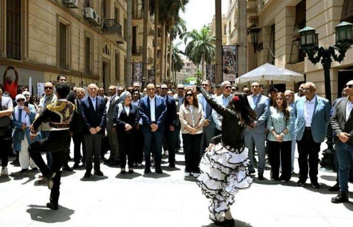 «شارع
      الفن»...
      عروض
      فولكلورية
      تحيي
      «ثقافة
      الفرجة»
      في
      مصر