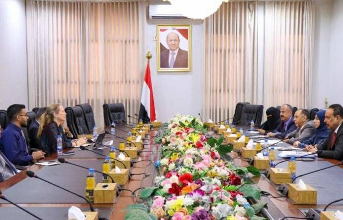 العليمي:
      السلام
      يبدأ
      باستعادة
      الدولة
      لا
      تقاسمها
      مع
      الحوثيين