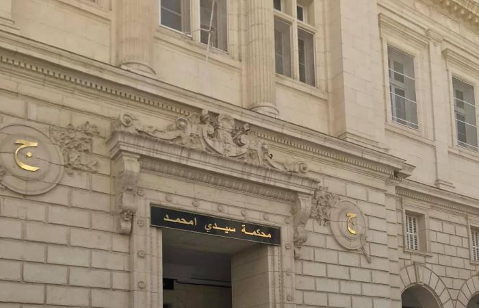 الجزائر:
      استرجاع
      ممتلكات
      بالخارج
      واتهامات
      ثقيلة
      في
      «ملفات
      فساد»