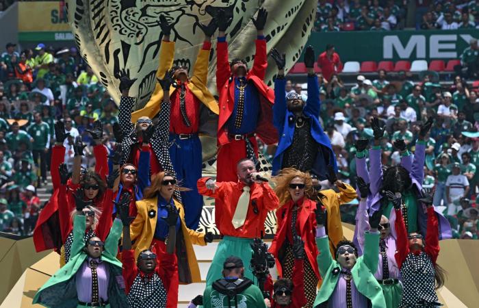 شاكيرا تستبدل البدلة الاستعراضية بإطلالة عصرية في حفل افتتاح كأس العالم 2026