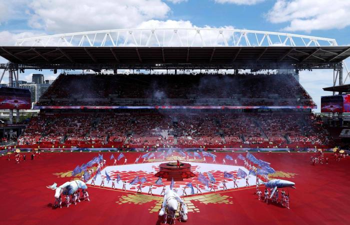 المغنية
      الكندية
      ألانس
      موريسيت
      تتألق
      في
      حفل
      افتتاح
      «كأس
      العالم
      2026»