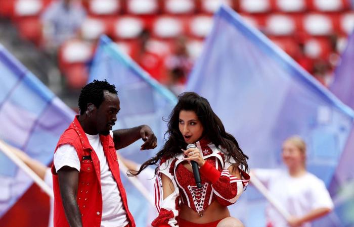 المغنية
      الكندية
      ألانس
      موريسيت
      تتألق
      في
      حفل
      افتتاح
      «كأس
      العالم
      2026»