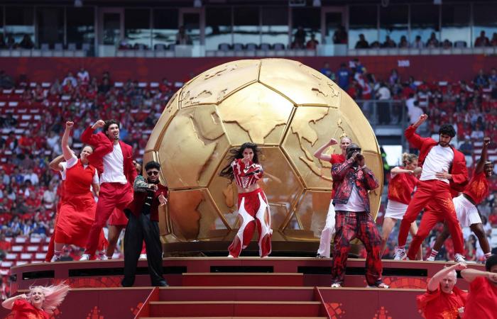 المغنية
      الكندية
      ألانس
      موريسيت
      تتألق
      في
      حفل
      افتتاح
      «كأس
      العالم
      2026»
