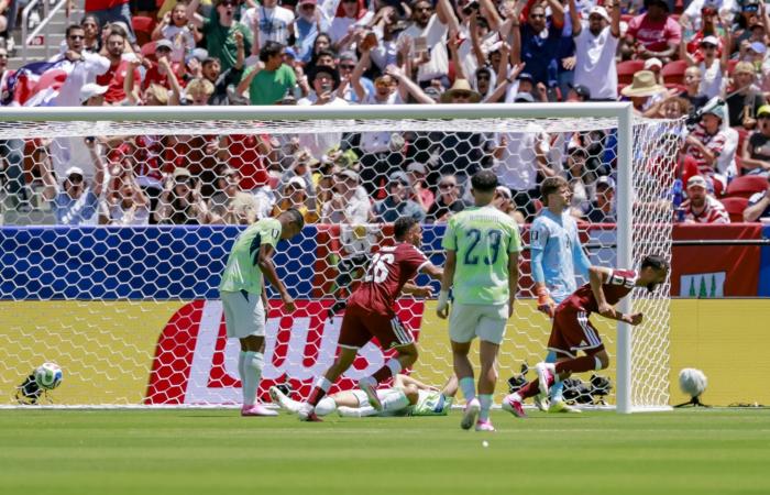 حكيمي
      يعادل
      رقم
      أومام
      بيك
      وجيان
      التاريخي
      في
      كأس
      العالم