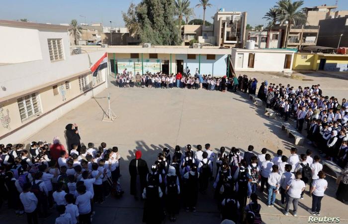 العراق...
      جدل
      حول
      تهريب
      دفاتر
      الامتحانات
      العامة
      خارج
      البلاد