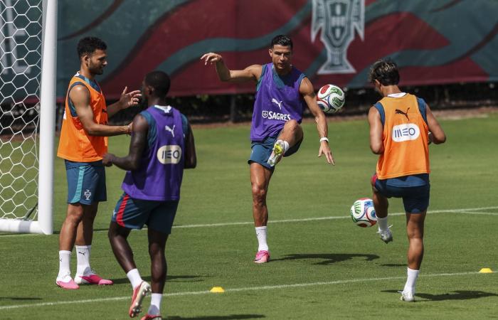 برتغال
      رونالدو
      أمام
      الكونغو...
      وقمة
      واعدة
      بين
      إنجلترا
      وكرواتيا