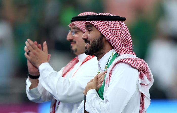 السعودية.. تفاعل على فيديو احتفال وزير الرياضة بهدف العمري أمام أوروغواي