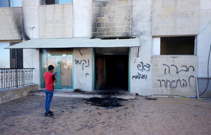 مستوطنون إسرائيليون يحرقون مسجدين شمال رام الله