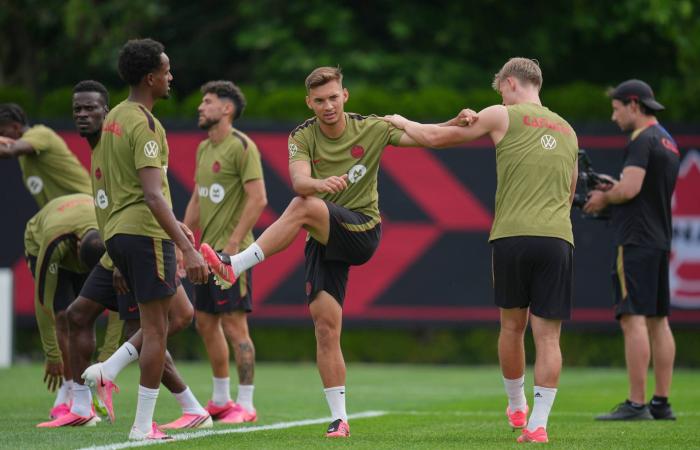 بيلينغهام
      يصبح
      أصغر
      لاعب
      أوروبي
      يشارك
      في
      4
      بطولات
      كبرى