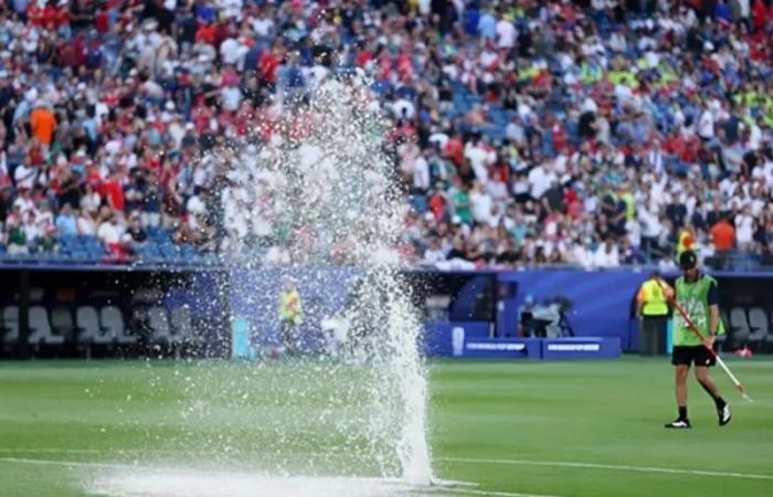 عطل مفاجئ يصيب رشاشات المياه بملعب مباراة العراق والنرويج في كأس العالم