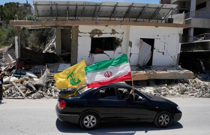 لبنان
      يتمسك
      بفصل
      مساره
      عن
      طهران
      بمواجهة
      محاولات
      إعادة
      الربط