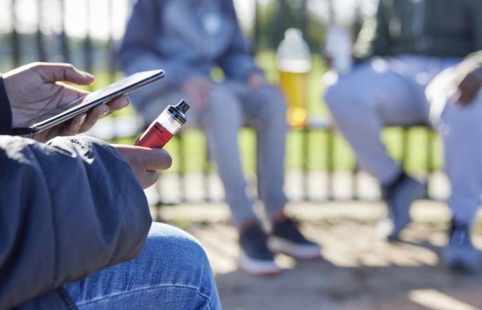 خبراء يحذرون: وسائل التواصل قد تشجع الأطفال على تعاطي المواد المخدرة