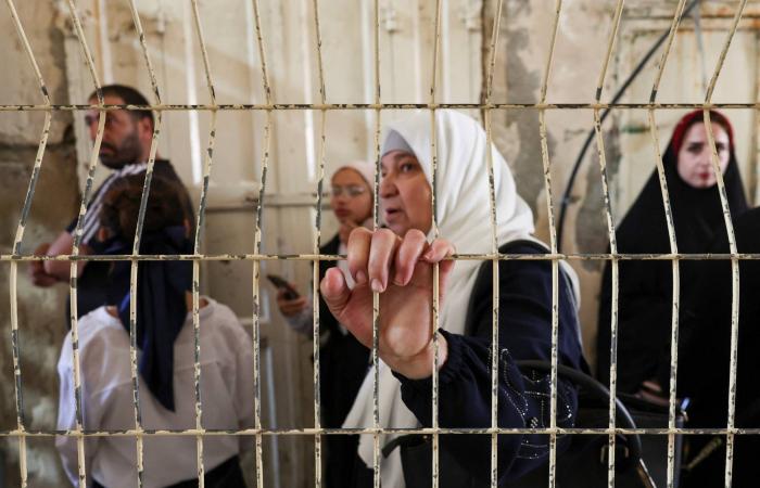 «الداخلية
      السورية»
      تعلن
      القبض
      على
      10
      من
      «فلول
      النظام»
