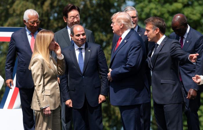 مصر.. لقطات ترصد السيسي وعناق ترامب ومن التقى على هامش قمة مجموعة السبع