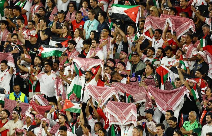 «حلم
      أصبح
      حقيقة»...
      جماهير
      الأردن
      تحتفل
      بأول
      ظهور
      مونديالي