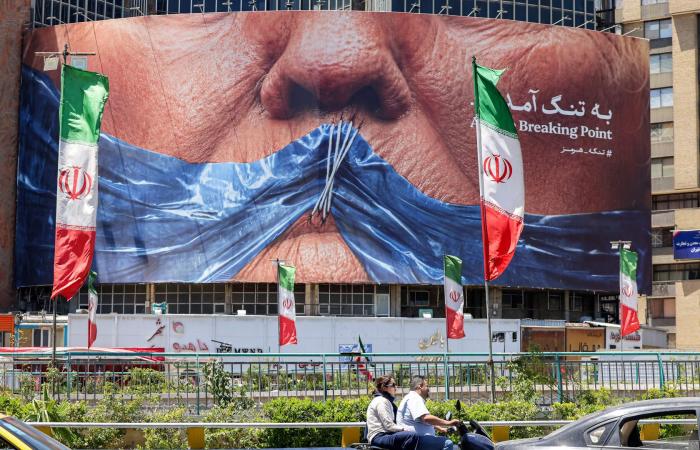 "باللغتين الإنجليزية والفارسية".. إيران تكشف كواليس توقيع مذكرة التفاهم مع أمريكا