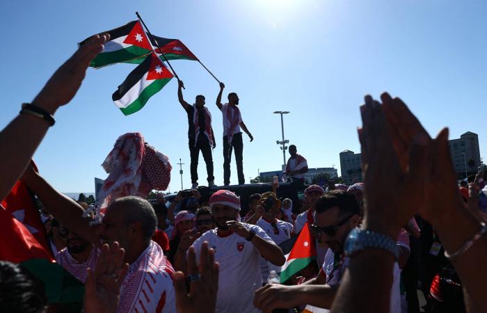 «حلم
      أصبح
      حقيقة»...
      جماهير
      الأردن
      تحتفل
      بأول
      ظهور
      مونديالي