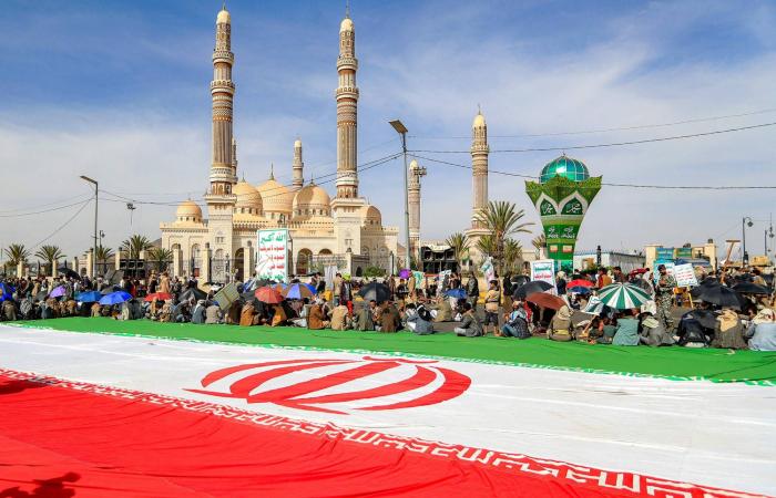 مصادر
      يمنية:
      النائب
      العام
      يحجز
      أموال
      «الانتقالي»
      المنحلّ
