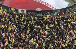 وسط أصوات الانفجارات.. متظاهرون في طهران يحرقون أعلام إسرائيل ويرفعون صور المرشد