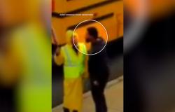 هجوم في وضح النهار.. مشهد صادم لشخص يعتدي على منظم عبور أمام أطفال